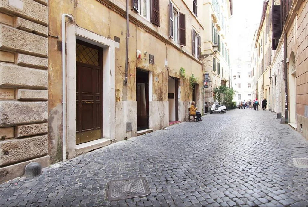 Via dei Banchi Nuovi: Rome’s Historic Alley Goes Pedestrian — A New Chapter for City-Centre Real Estate